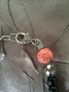 Smycken som förmedlar en känsla av karaktär och pondus, med ett uttryck av elegans och personlig prägel.