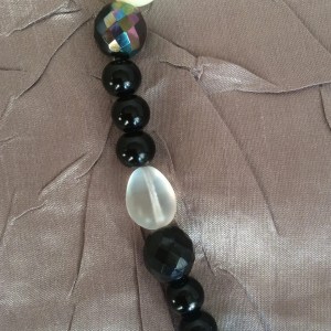 Ellendellen Smycken som förmedlar en känsla av karaktär och pondus, med ett uttryck av elegans och personlig prägel.