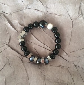 Smycken som förmedlar en känsla av karaktär och pondus, med ett uttryck av elegans och personlig prägel.