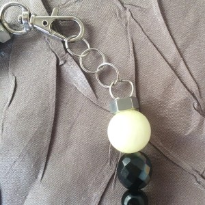 Smycken som förmedlar en känsla av karaktär och pondus, med ett uttryck av elegans och personlig prägel.