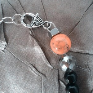 Smycken som förmedlar en känsla av karaktär och pondus, med ett uttryck av elegans och personlig prägel.