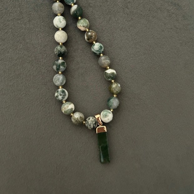 Halsband med naturträds-agat (halvädelsten) med vackra skiftningar i grönt, vitt och grått. Halsbandet pryds också av ett dekorativt hänge i moss-agat.