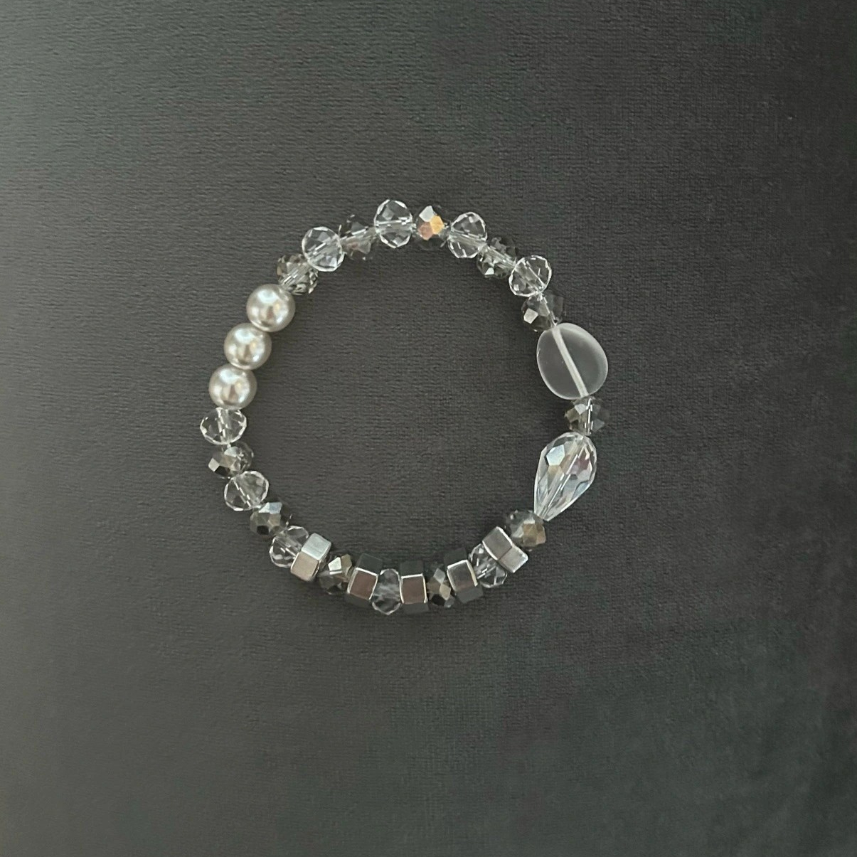 Ett smycke i en gnistrande design med kristall-klar look. Detta är ett armband för dig som gillar neutrala färger och en sofistikerad stil. I toner av vitt, kristall och silver förses detta smycke.