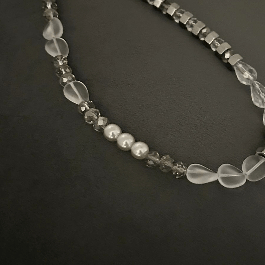 Ett smycke i en gnistrande design med kristall-klar look. Detta är ett halsband för dig som gillar neutrala färger och en sofistikerad stil. I toner av vitt, kristall och silver förses detta smycke.