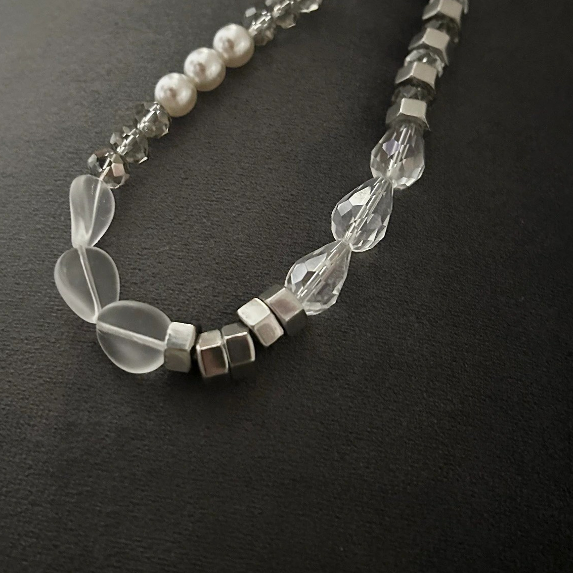 Ett smycke i en gnistrande design med kristall-klar look. Detta är ett halsband för dig som gillar neutrala färger och en sofistikerad stil. I toner av vitt, kristall och silver förses detta smycke.