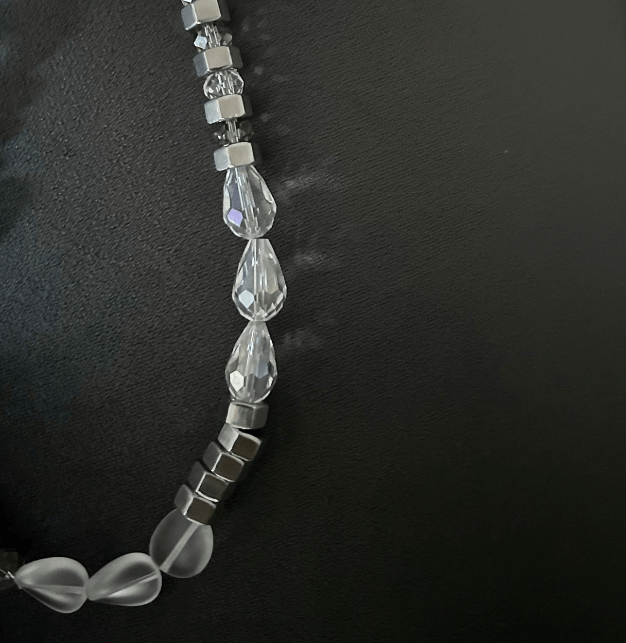 Ett smycke i en gnistrande design med kristall-klar look. Detta är ett halsband för dig som gillar neutrala färger och en sofistikerad stil. I toner av vitt, kristall och silver förses detta smycke.