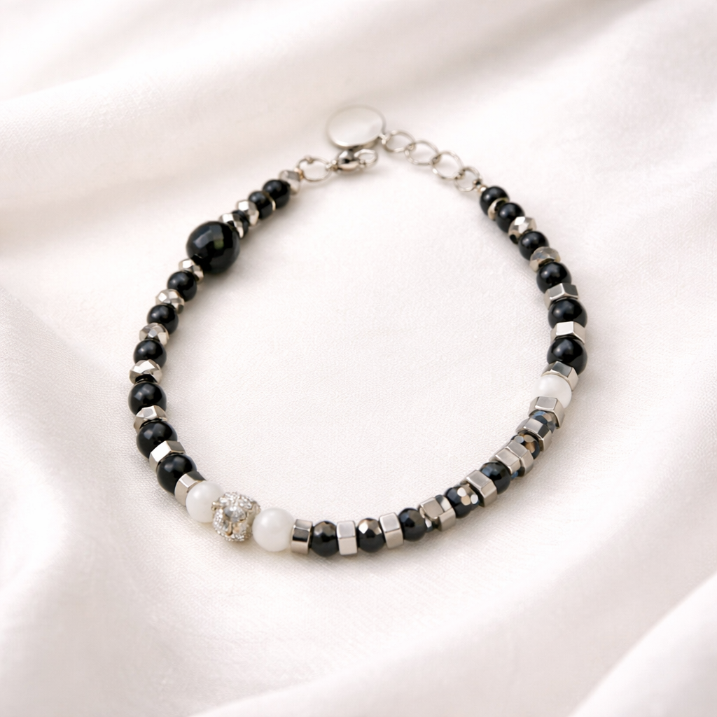Ett Halsband i rockig design med toner i svart och silver. En berlock med döskalle i strass förser smycket med ytterligare en snygg detalj.