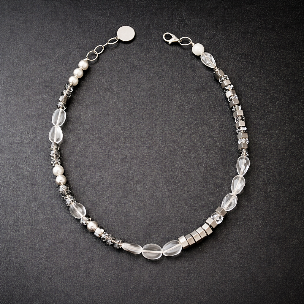 Ett smycke i en gnistrande design med kristall-klar look. Detta är ett halsband för dig som gillar neutrala färger och en sofistikerad stil. I toner av vitt, kristall och silver förses detta smycke.