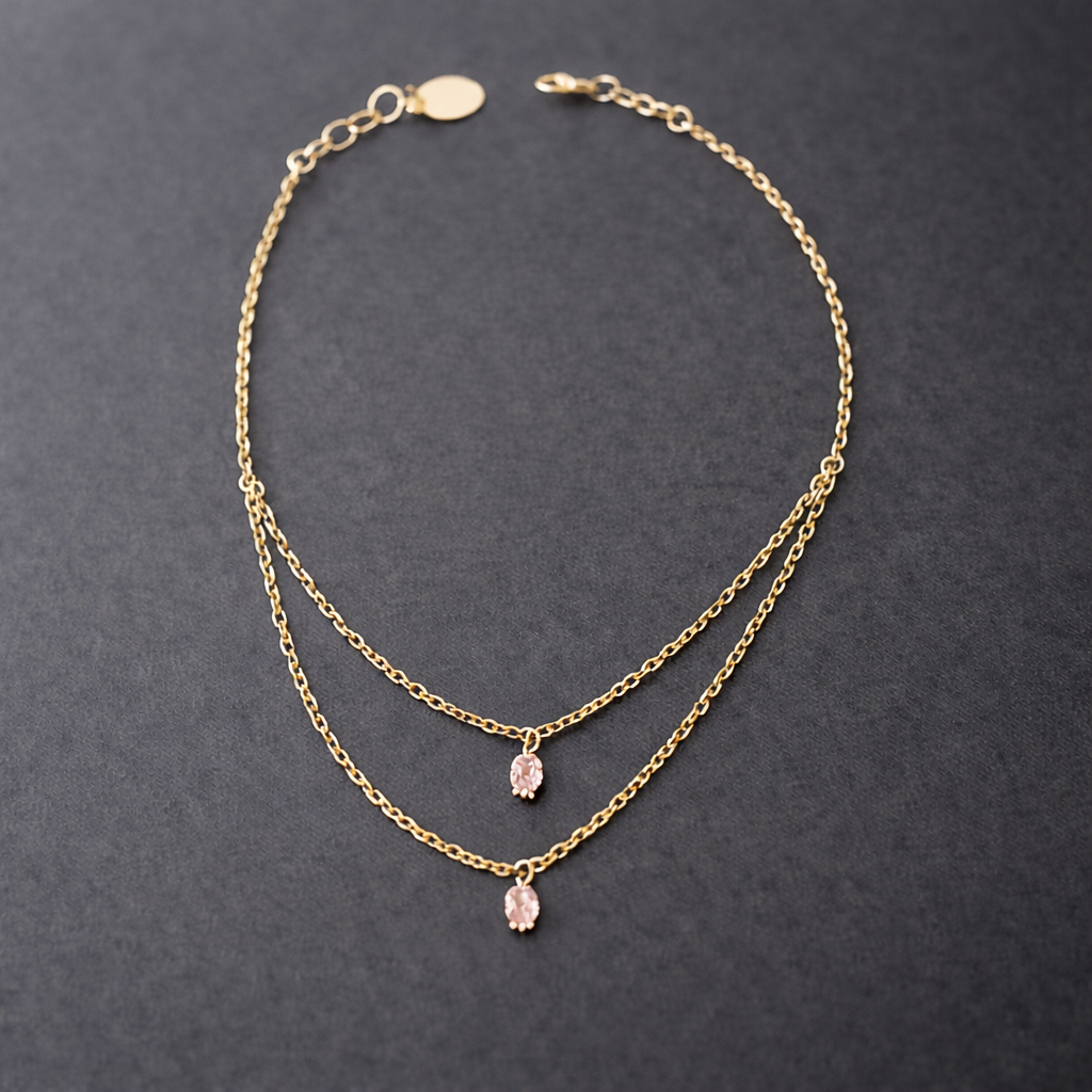 Ett prydligt halsband i smal guldkedja och dekorativ glassten i rosa nyans.